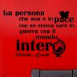 Wall decals with quotes - Wall decal Wall decal La persona che non è in pace - Mahatma Gandhi - decoration - ambiance-sticker.com