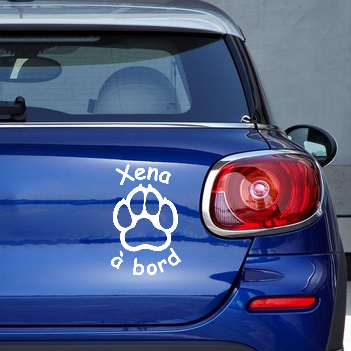 Sticker Autocollant chien à bord voiture decal déco auto vitre