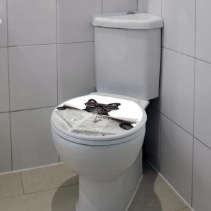 Sticker abattant toilette chien avec un journal et des lunettes