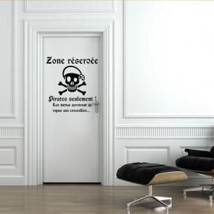Wall decal door quote zone réservée, pirates seulement