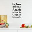 Adesivi con frasi - Adesivo citazione la Terre est la seule planète où trouver du chocolat - ambiance-sticker.com