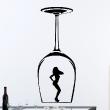 Adesivi murali di fugure umane - Adesivo donna in vetro di vino 2 - ambiance-sticker.com