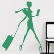 Adesivi murali di fugure umane - Adesivo Donna che tira una valigia - ambiance-sticker.com