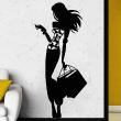 Adesivi murali di fugure umane - Adesivo Silhouette bella signora mentre lo shopping - ambiance-sticker.com