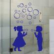 Muursticker badkamer - Muursticker meisje en jongen met bubbels - ambiance-sticker.com